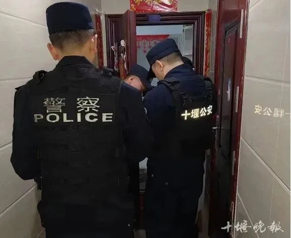 民警挨家挨户对涉事楼栋的住户进行血样采集。