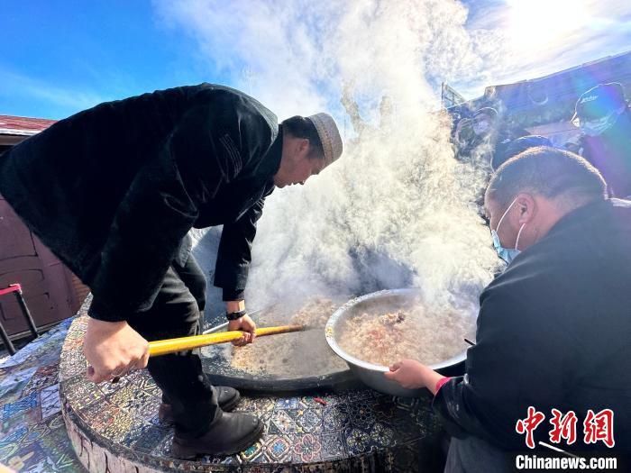 新疆冬季游热度快速升温,当地美食手抓饭吸引游客品尝。唐娟摄
