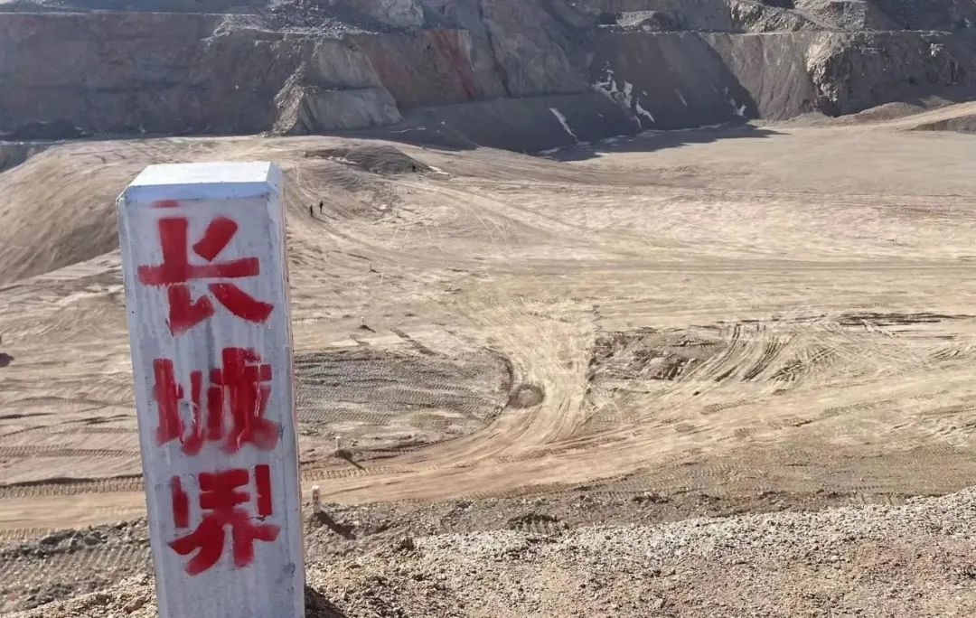 🔹日前,中新社国是直通车记者跟随中央生态环境保护督察组来到明长城景泰段现场。阮煜琳 摄