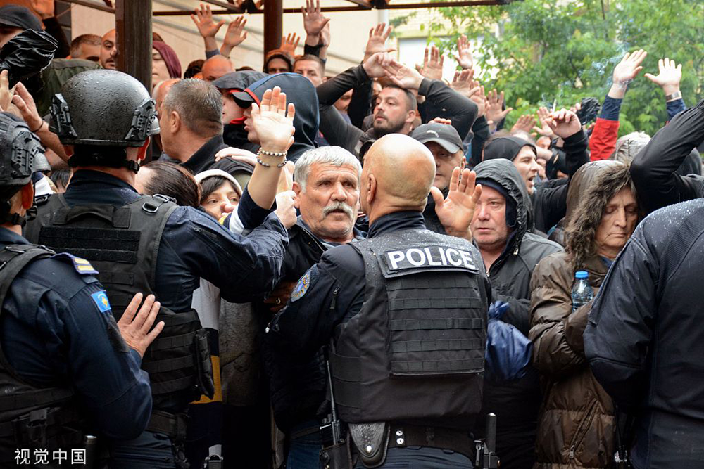 2023年5月26日，科索沃兹维坎，科索沃防暴警察推着聚集在市政大楼前的塞尔维亚人。此前，在塞尔维亚人占多数的兹维坎镇举行了有争议的选举，警察帮助阿族市长就职。