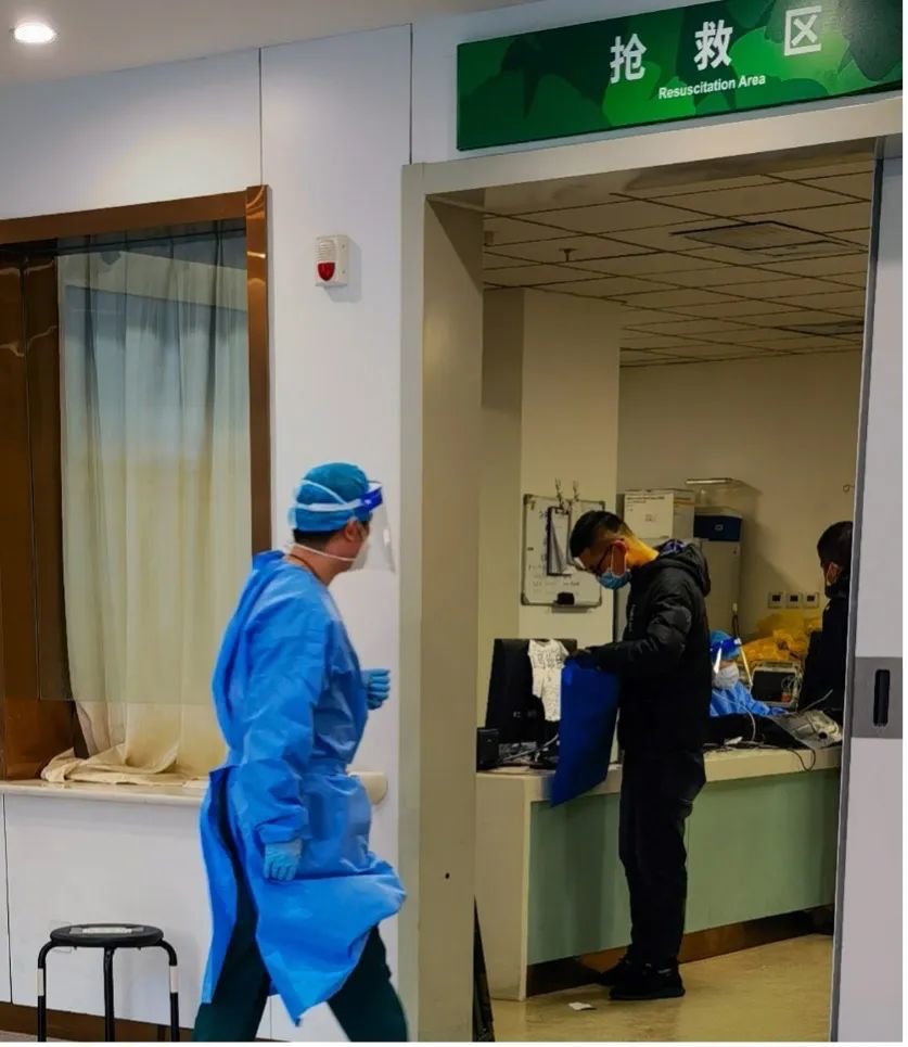 每天时刻抢救患者的医护人员。摄影:林樾