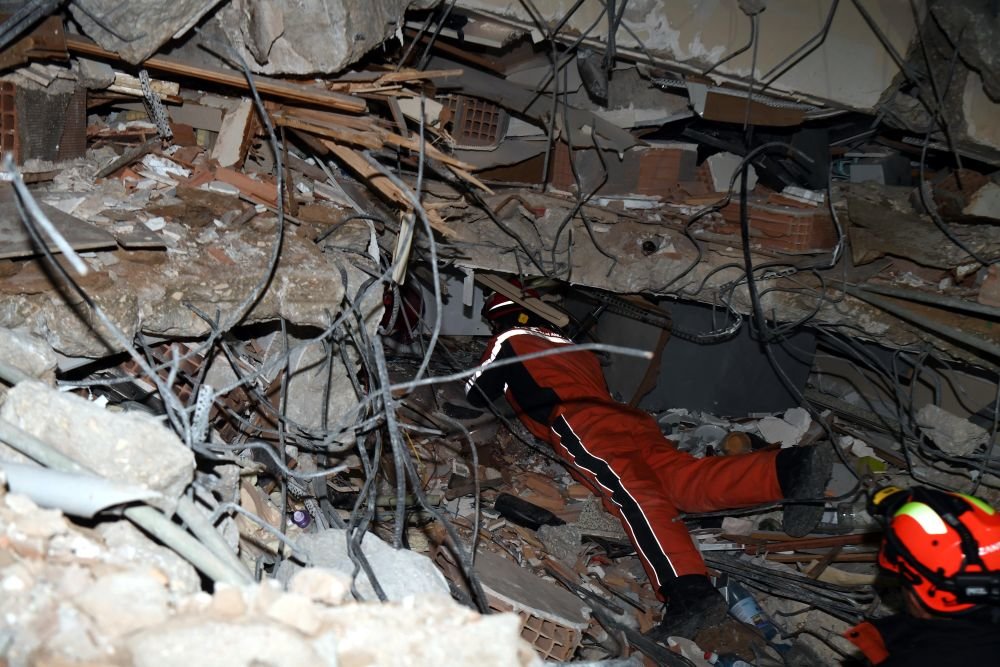 2月8日，中国救援队队员在土耳其哈塔伊的一处地震废墟搜救。新华社记者沙达提摄