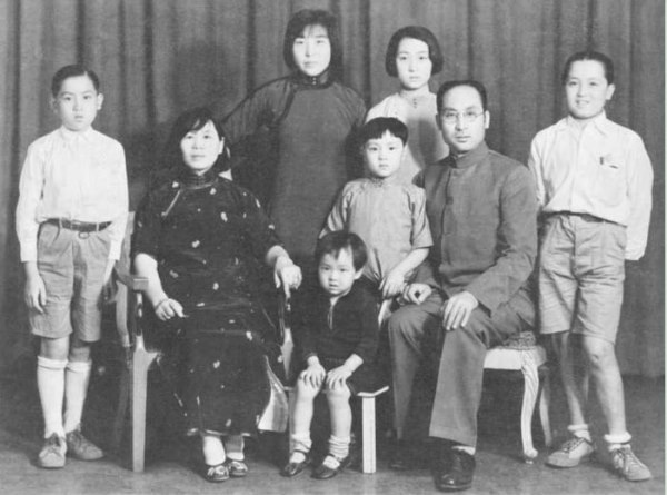 “全家福”。前排左起:二哥阎明智、妈妈、阎明复(中坐)、三姐阎明光、爸爸、大哥阎明新;后排大姐阎明诗(左)、二姐阎明英(右)