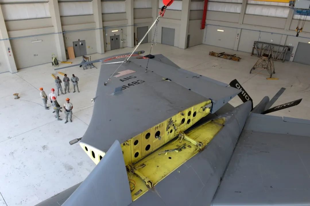 KC-135正在检修垂尾