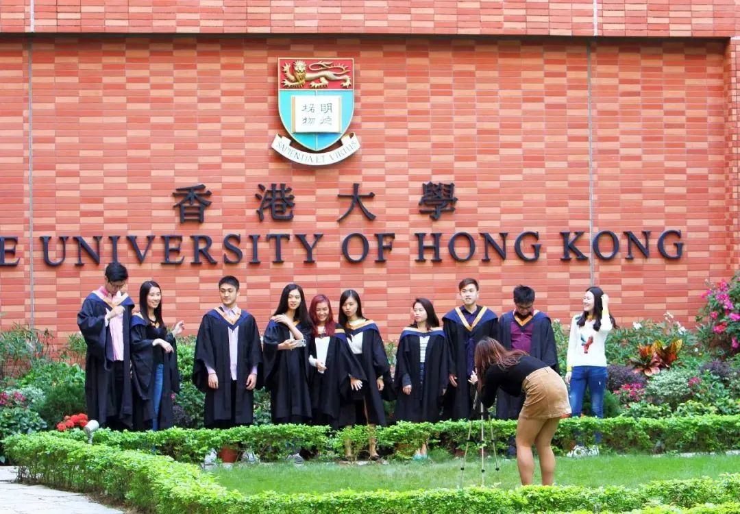 香港大学，毕业生们正在拍照留念/图源：视觉中国