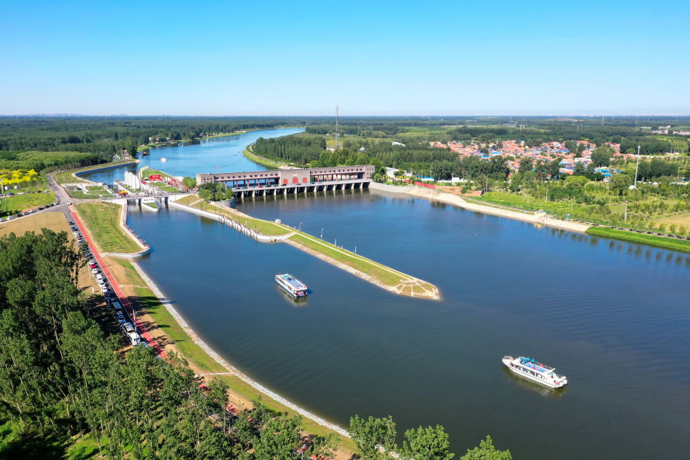 游船驶过大运河京冀交界处杨洼闸(2022年6月24日摄)。新华社记者 彭子洋 摄