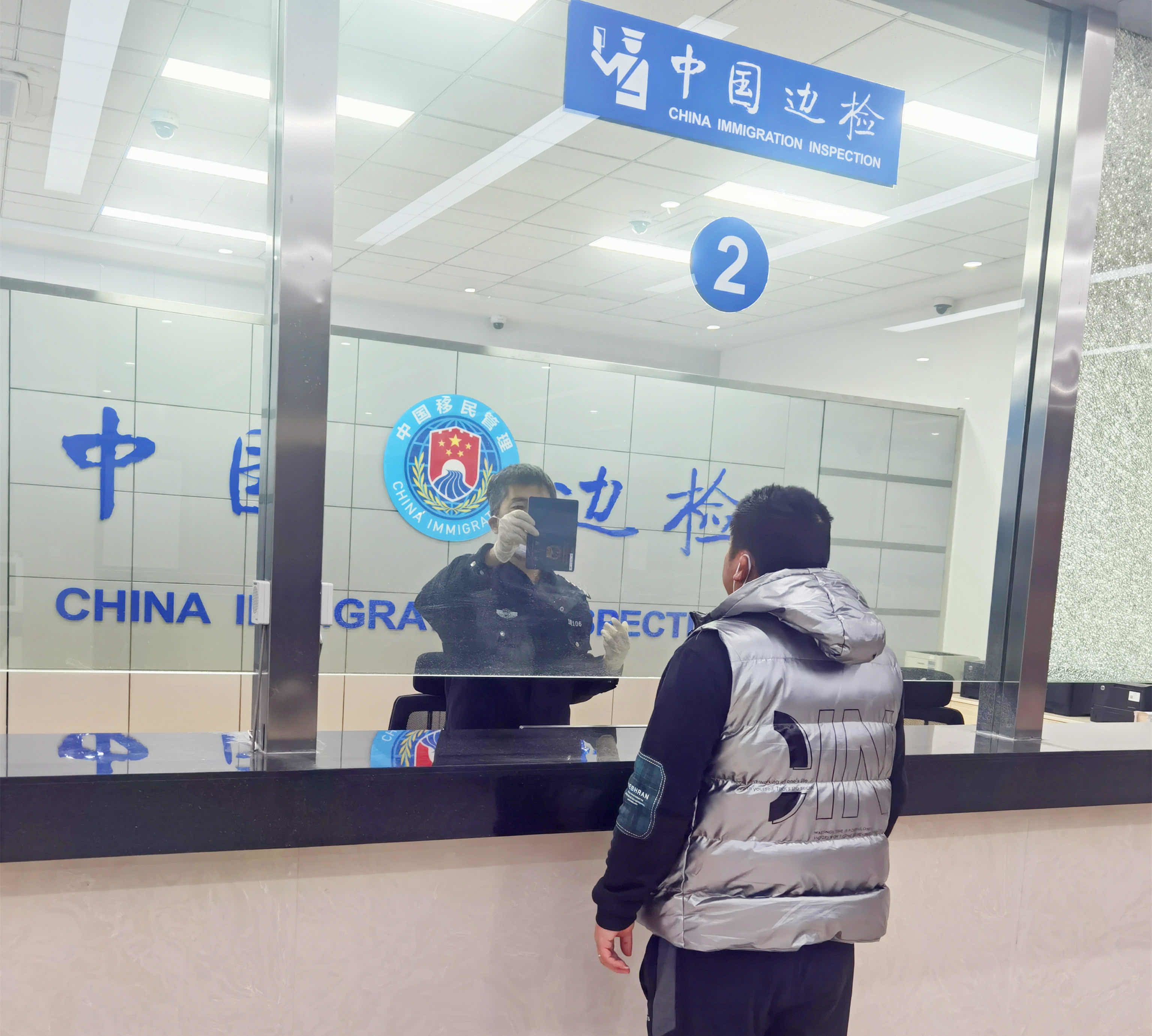 新冠乙类乙管首日,“海丰神户”轮中国海员下船直接回家过年