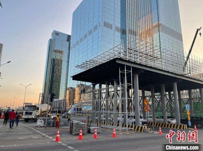 由中企施工建设的阿斯塔纳轻轨是哈萨克斯坦首条城市轻轨。图为10月5日建设中的阿斯塔纳轻轨项目。 中新社记者 张硕 摄