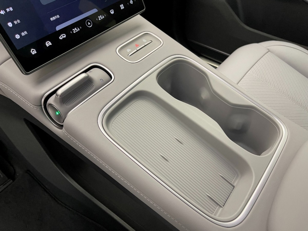 ES6+2万元=轿跑SUV画风+电动尾翼,加速还更快,蔚来EC6到店实拍