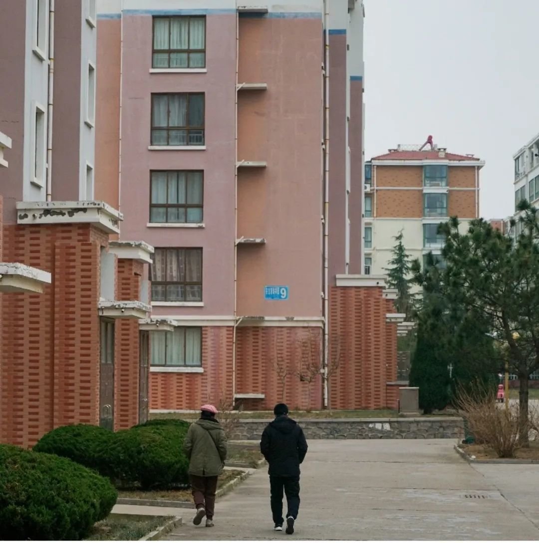 在银滩,很多老人遭遇买房骗局后,被迫留了下来。摄影:林樾