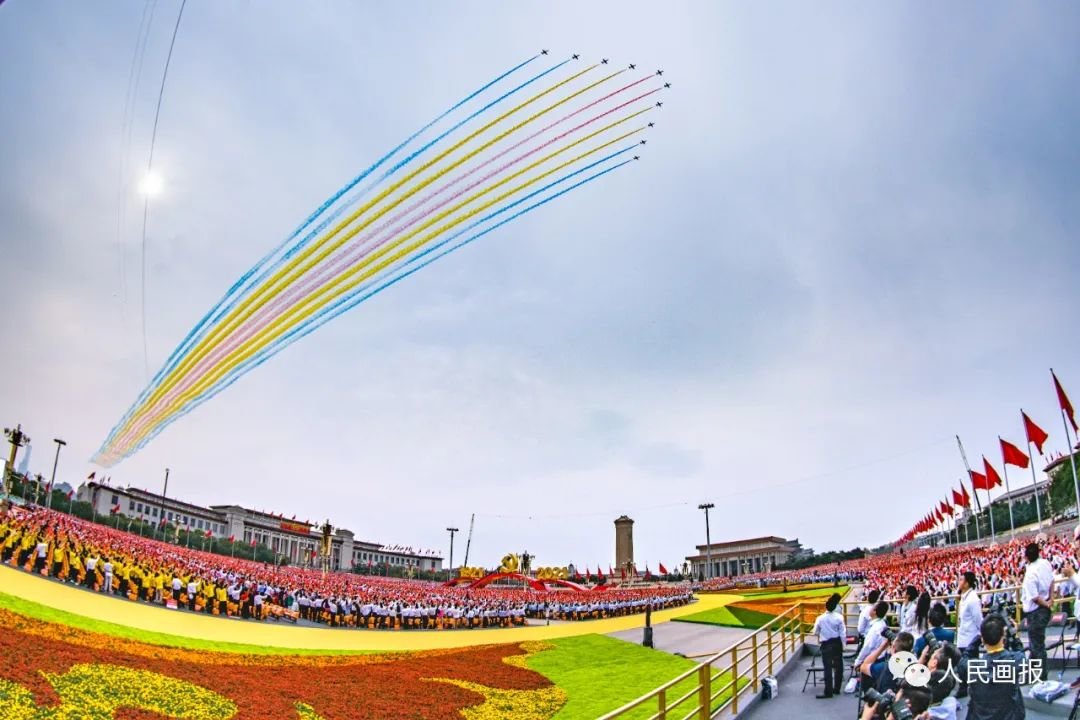 2021年7月1日,庆祝中国共产党成立100周年大会在北京天安门广场隆重举行,中国人民解放军 71架战机飞向天安门广场,向党致敬,向祖国致敬,向人民致敬。摄影 万全/人民画报
