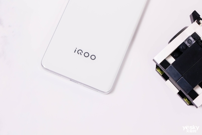 iQOO Z8评测:充电五分钟游戏两小时 千元电竞水桶机