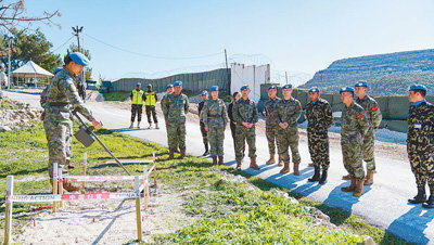 联黎部队副司令达卡尔（右四）来到位于黎巴嫩南部的中国维和部队营区，现场观看扫雷作业演示。李竹林摄
