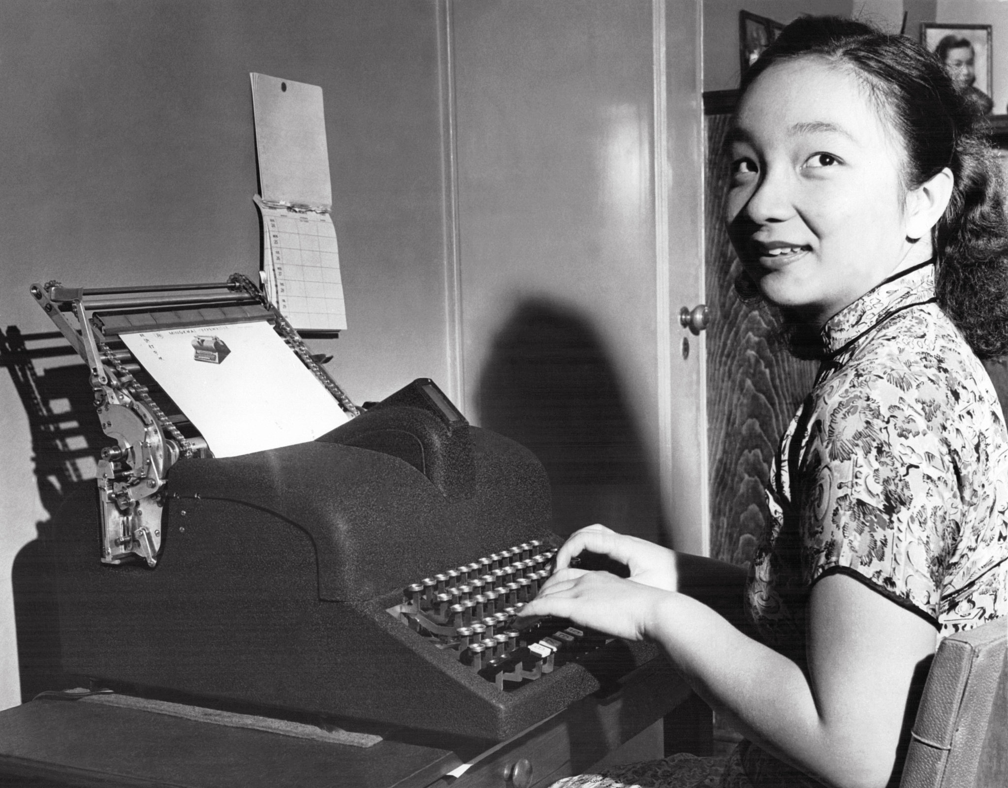 1947年9月，美国纽约，一名女孩正在操作“明快”中文打字机，该打字机是一台能写9万个汉字的新型中文打字机。