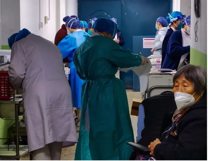 正在忙碌的医护人员。摄影:林樾