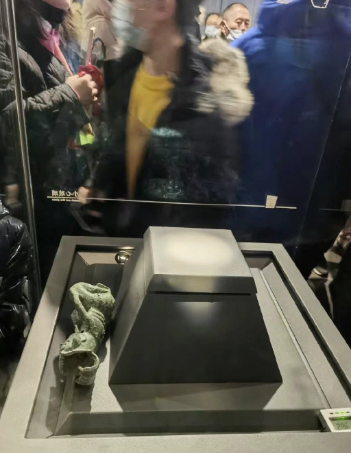 ▲被游客弄翻的青铜跪坐人像。