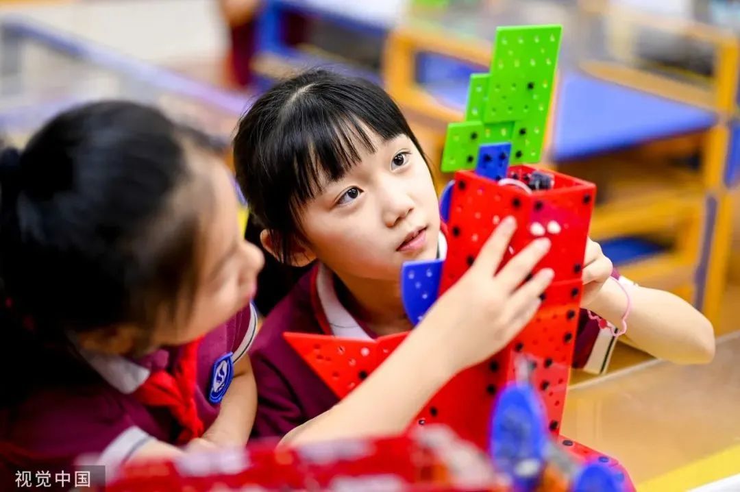 2022年6月20日，南昌市朝阳小学的STEAM空间，科技辅导员组织学生上创意编程课。在课堂上，学生自行拼装机器人/图源：视觉中国
