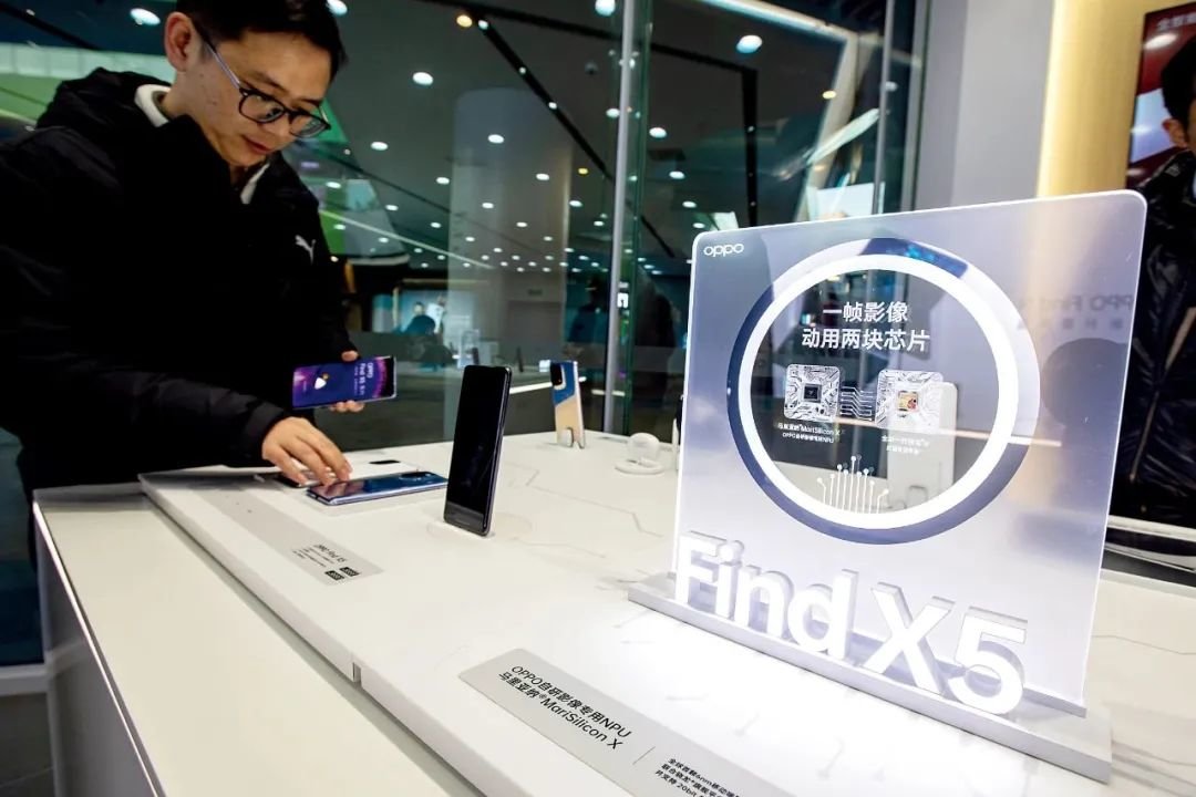 OPPO造芯梦碎,国产手机还行吗?插图 2022年2月25日,OPPO发布新一代旗舰Find X5系列手机,Find X5 Pro机型首次搭载OPPO自研NPU芯片“马里亚纳X”。图/视觉中国