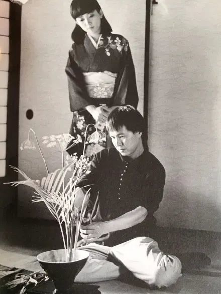 侯孝賢在电影《悲情城市》(1989)拍摄现场指导演员拍戏