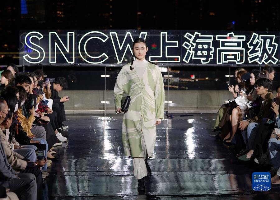 (经济)(6)第十二届上海高定周举行开幕秀