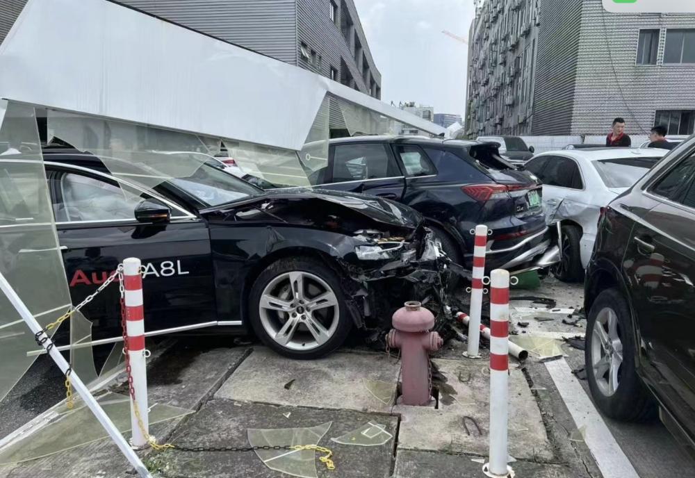 男子两度试驾撞伤多辆豪车，4S店：人已被警方带走_凤凰网