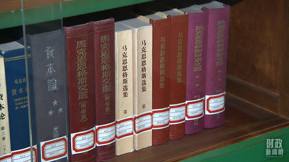 △这是毛泽东同志阅读过的书籍，现陈列在丰泽园毛泽东同志故居。（总台央视记者马超拍摄）