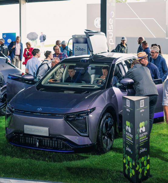 【新闻稿】高合亮相2023古德伍德速度节 丁磊陪同里士满公爵体验HiPhi Y1633.png