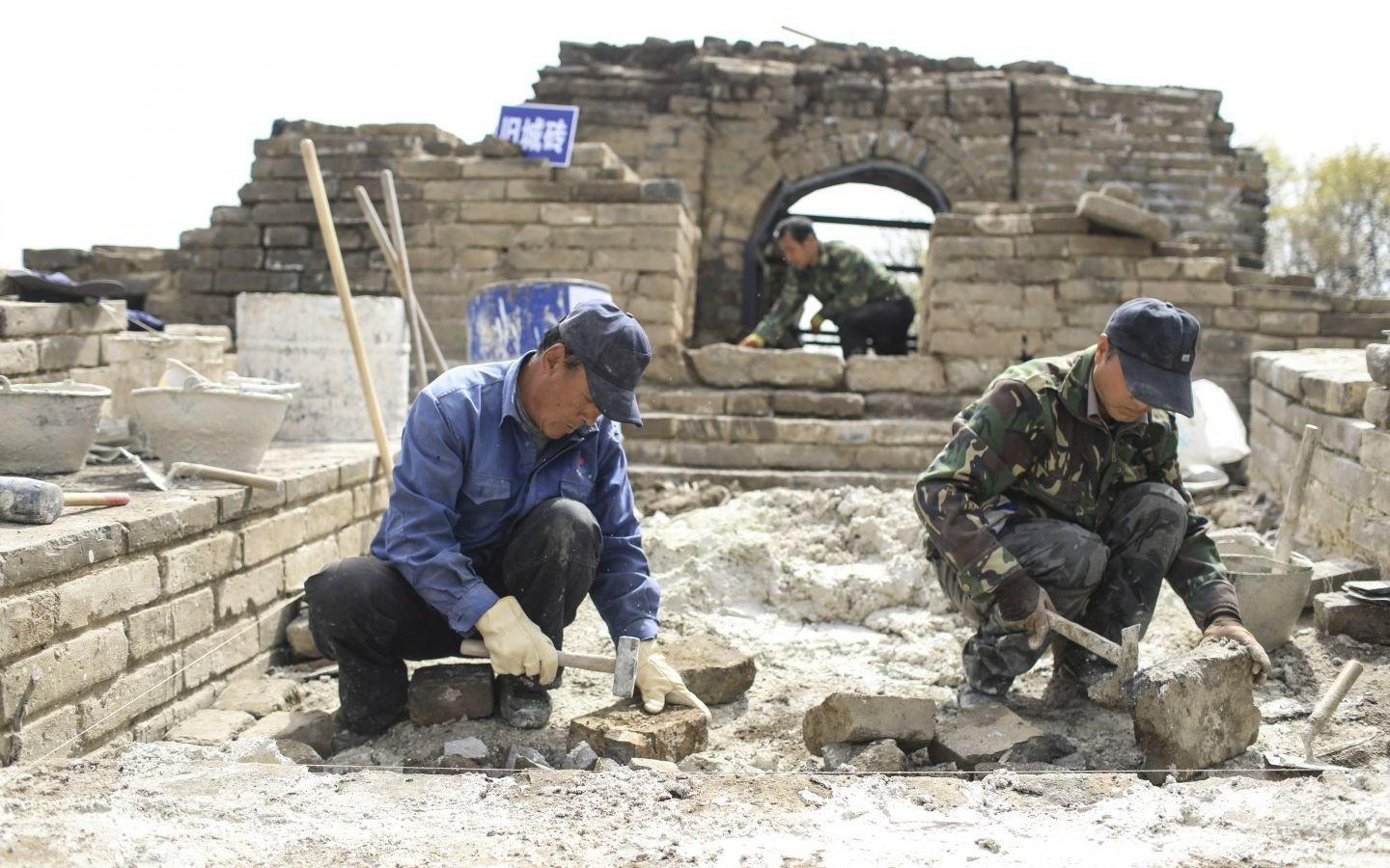 2019年4月21日,箭扣长城,工人在用旧城砖铺设地面。新京报记者 浦峰 摄