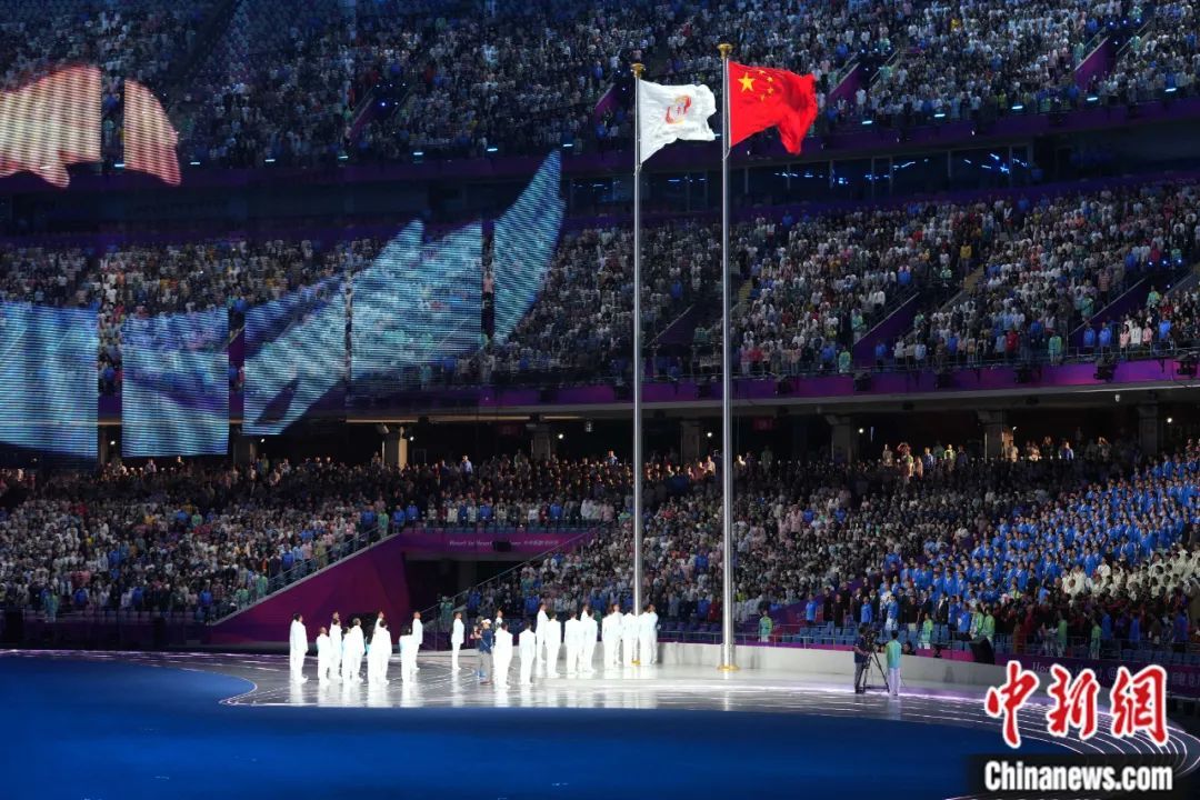 2023年9月23日晚，杭州第19届亚运会开幕式在浙江杭州奥体中心体育场举行。图为五星红旗与亚奥理事会会旗在开幕式上飘扬。田博川 摄