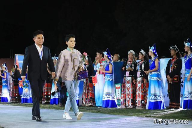 制片人逯华斌、导演袁雪凝赴临沧领奖