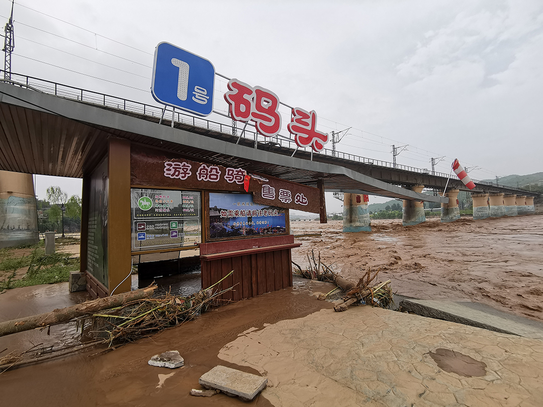 2023年7月31日，石家庄井陉，石太铁路的井陉境内秀林段被洪水冲断坍塌现场图。