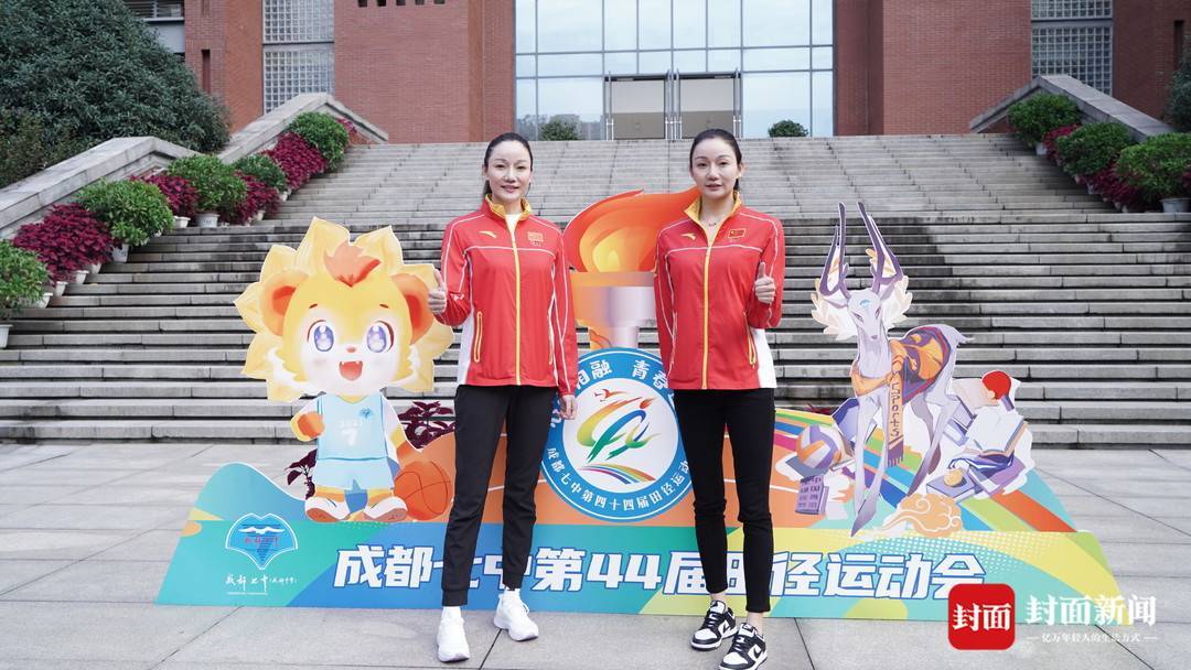 花游世界冠军蒋文文蒋婷婷进校园分享成长故事 她们所在的志愿服务队