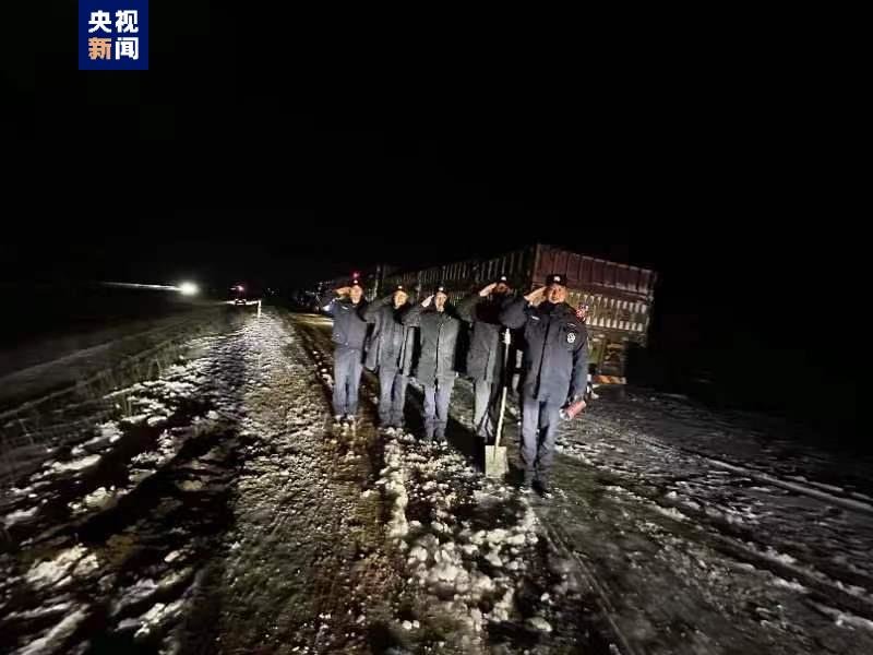 青海省玛多县突降暴雪 百余辆汽车被困