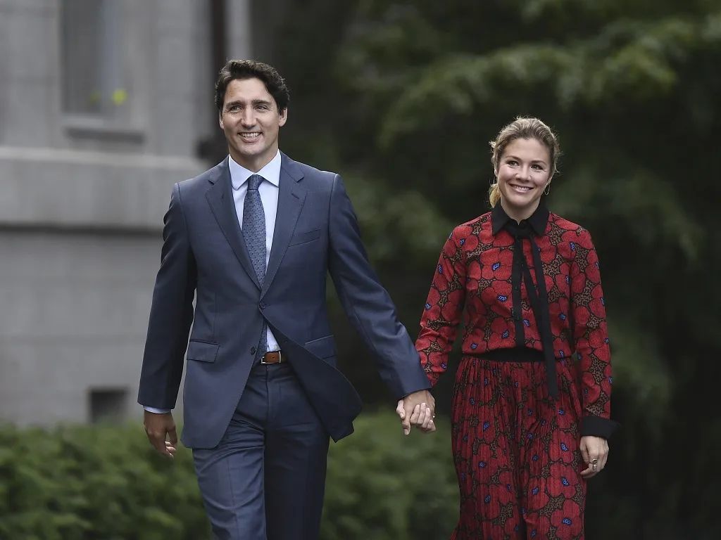 当地时间2019年9月11日，加拿大渥太华，加拿大总理贾斯廷·特鲁多和妻子索菲·格里高·特鲁多抵达加拿大总督府。图/视觉中国