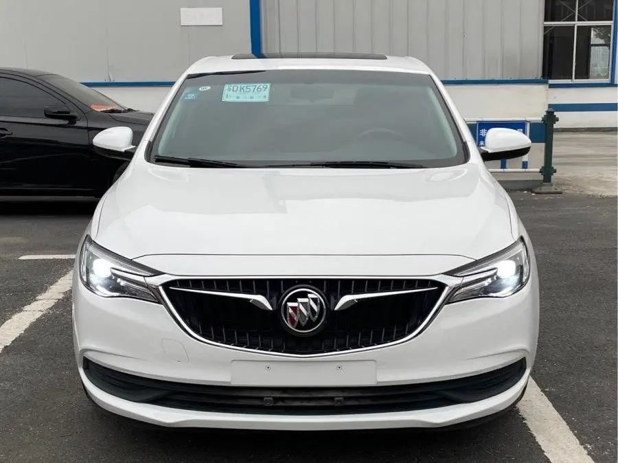 年轻时尚是英朗外观设计的主基调,直瀑式进气格栅搭配飞翼式镀铬饰条