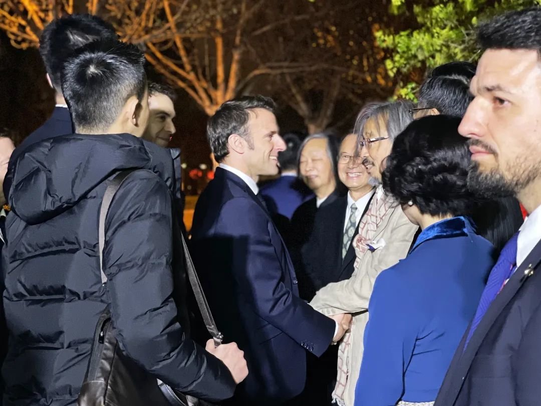 ▲ 2023年,第17届“中法文化之春”开幕活动后,马克龙总统与艺术家黄锐告别,图源:孙文杰