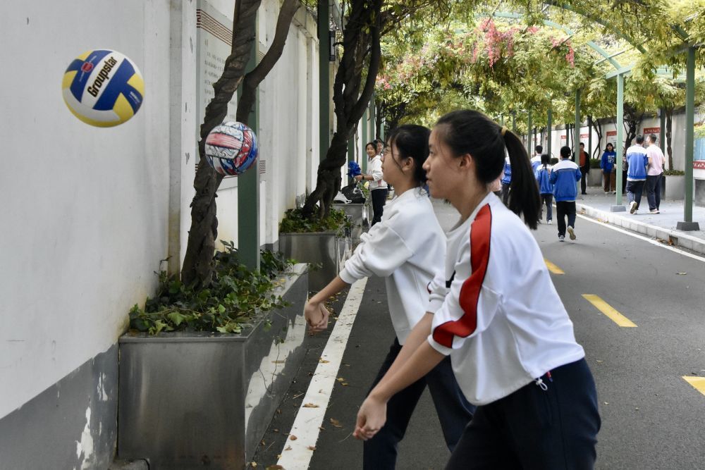 陕西师范大学附属中学学生在练习排球。新华社记者 郑昕 摄