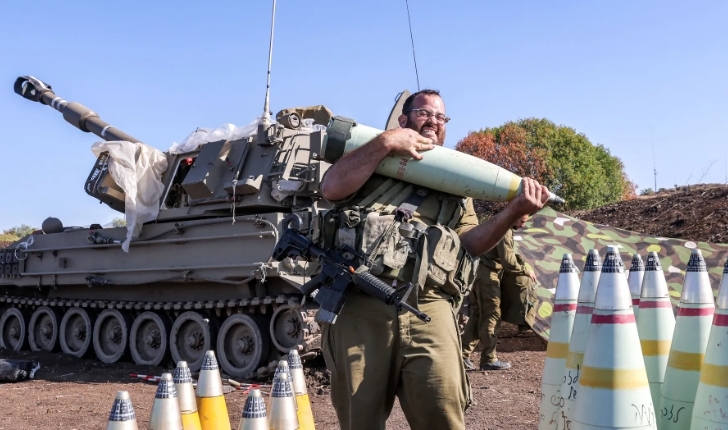 以色列士兵10月18日使用155毫米炮弹，图自美媒Axios