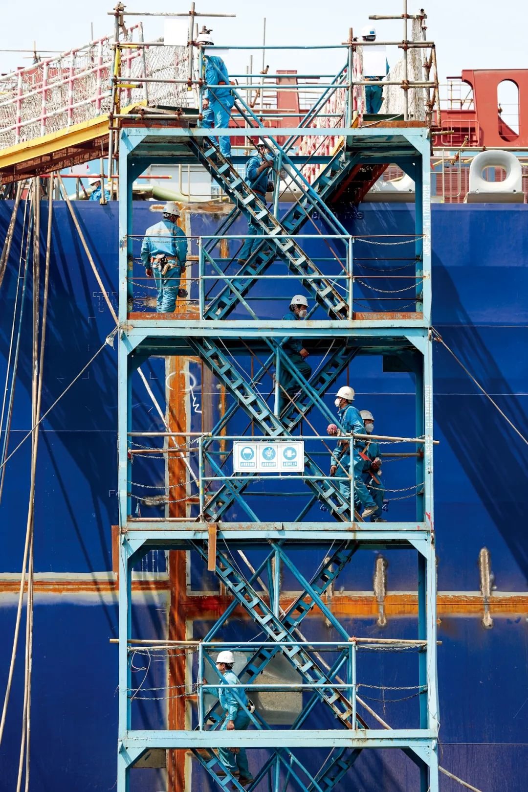 工人在江南造船(集团)有限责任公司厂区内作业。图/新华