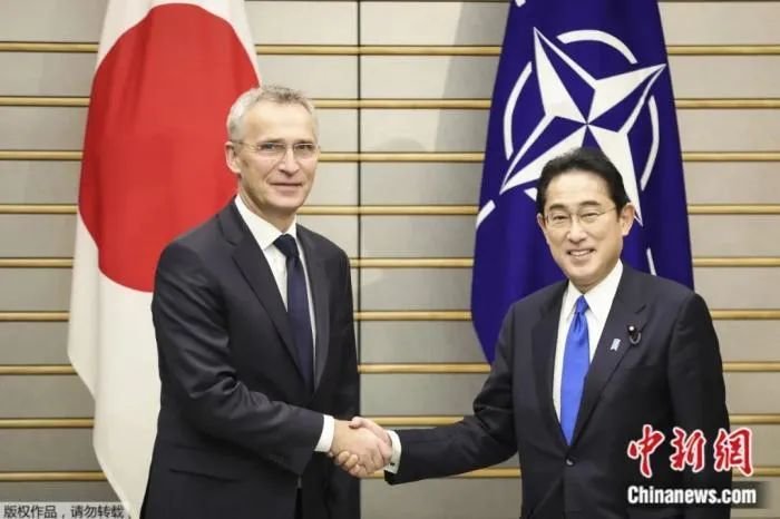 当地时间2023年1月31日，北约秘书长斯托尔滕贝格在东京与日本首相岸田文雄握手。