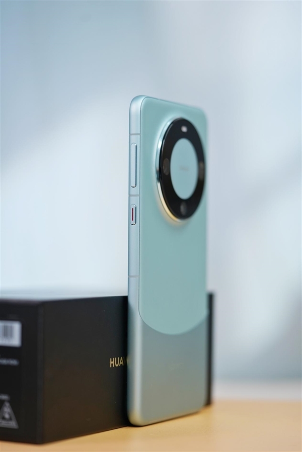 三挖孔前所未有!华为Mate 60 Pro雅川青图赏