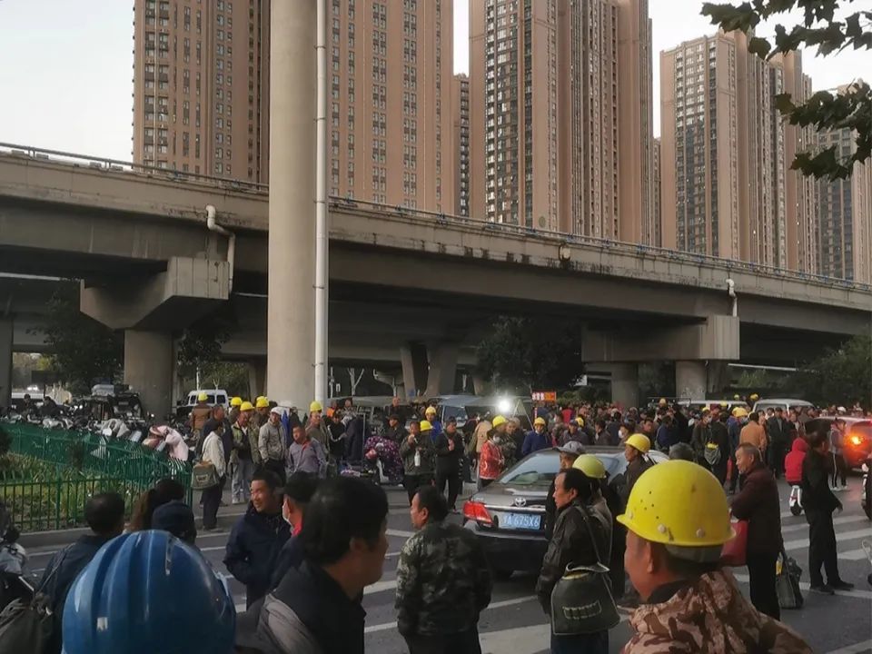 ｜图3 郑州的零工市场聚焦了大批大龄农民工