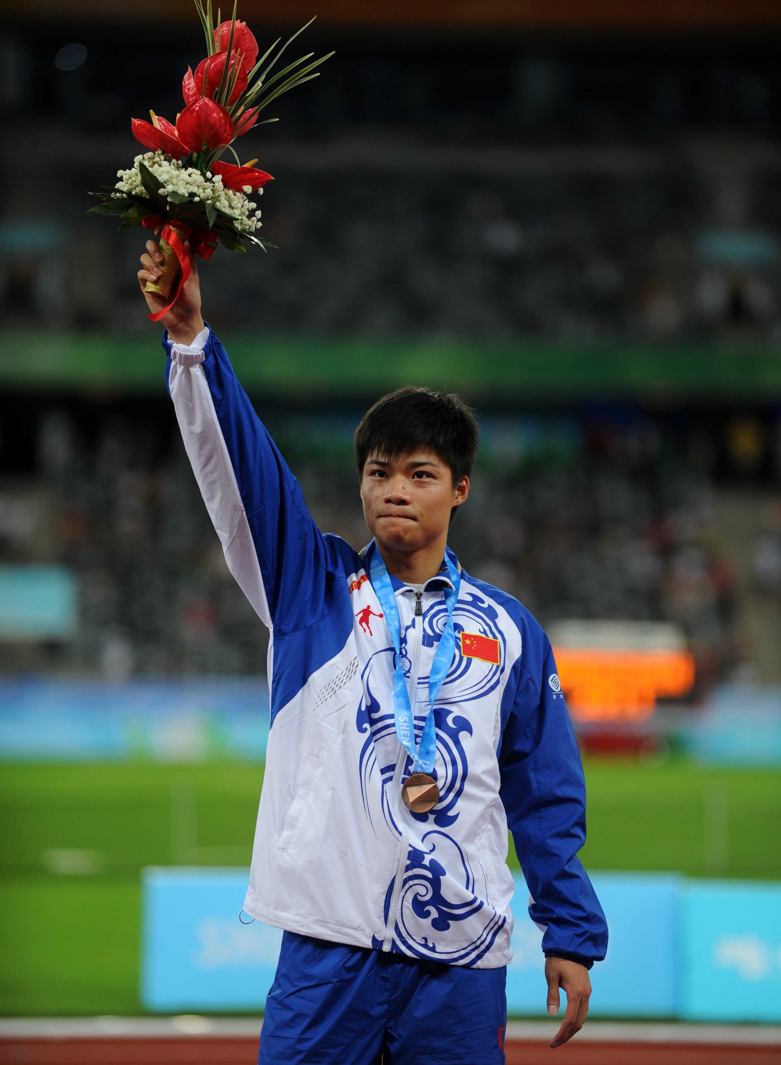 2011年8月17日，中国选手苏炳添在深圳大运会田径男子100米项目的颁奖仪式上。新华社记者 公磊 摄