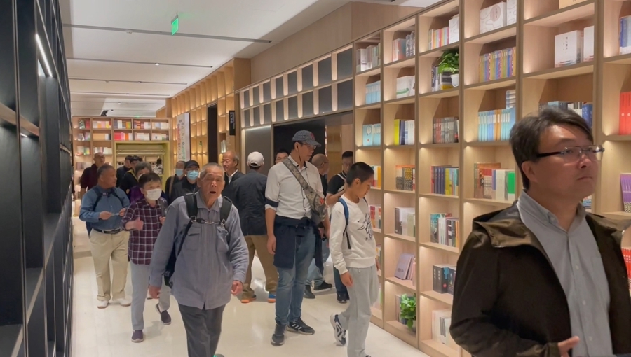 首批游客进入书城。朱雅文/摄