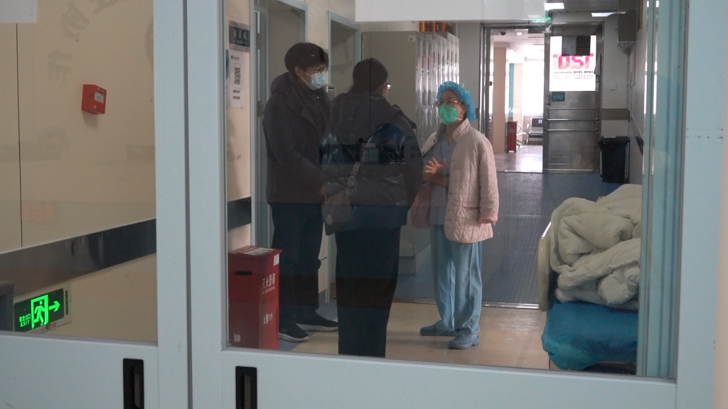 患者家属在ICU门口,焦急地询问老人病情。