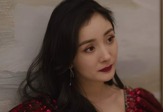 杨幂出演《爱的二八定律》,被吐槽双眼无神