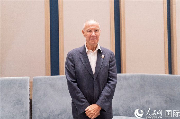 世界知识产权组织前总干事、世界互联网大会副理事长弗朗西斯&middot;高锐接受人民网记者专访。（人民网 常沙摄）
