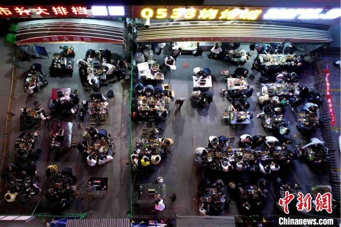 淄博烧烤火出圈,吸引市民前往打卡。 梁犇 摄