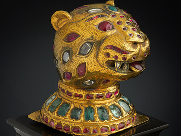 蒂普苏丹王座虎头尖顶饰（Finial from the Throne of Tipu Sultan）,1790年,产地：印度迈索尔, 材质：黄金、钻石、红宝石、绿宝石、紫胶核，卡塔尔王室 藏