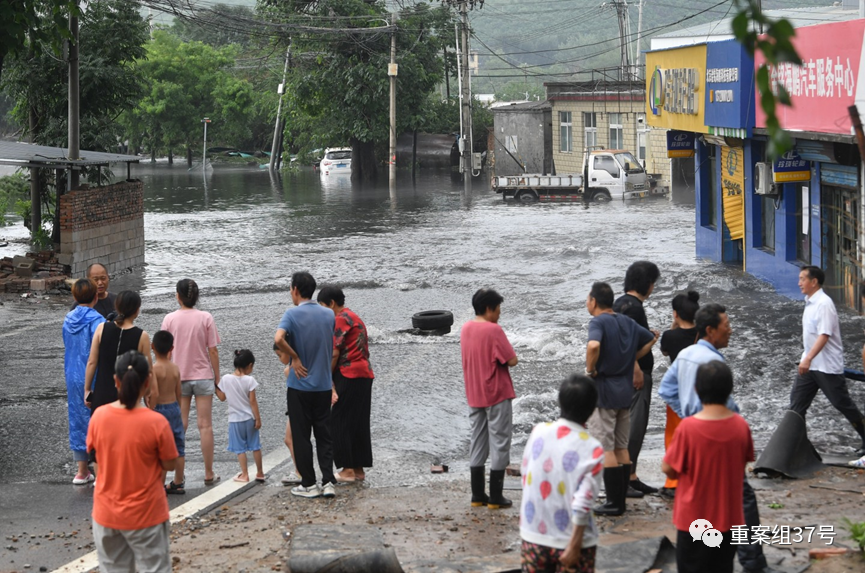 8月1日下午，房山的万佛堂村附近，路上积水严重已无法通行。新京报记者王贵彬 摄